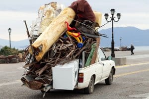 Laut § 32 StVO muss der Verantwortliche Verkehrshinderniss schnellstmöglich wieder beseitigen. Nicht nur Ladungsteile können das sein.