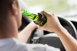 Verursachte der Konsum von Alkohol einen Unfall, ist ein Führerscheinentzug möglich.