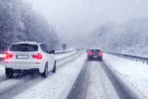 Kommt es zu Aquaplaning, halten Sie das Lenkrad fest und bremsen nicht!