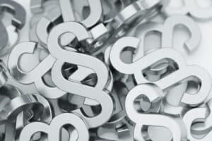 Das Auskunftsverweigerungsrecht gemäß StPO unterscheidet sich durch die Position des Befragten vom Aussageverweigerungsrecht.