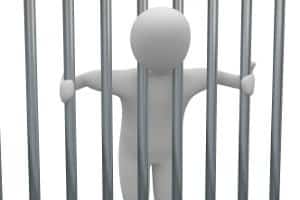 Auto angefahren: Bei Fahrerflucht droht schwere Strafe! In gravierenden Fällen kommt es zur Haft.