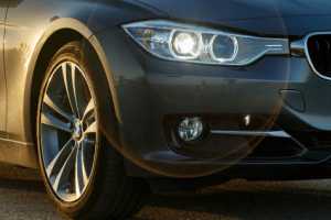 Beim Auto erhellt eine Parkleuchte immer nur eine Seite des Fahrzeugs – je nachdem, welchen Blinker Sie betätigen.