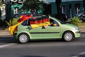 Autofahren während der EM kann schnell ein Bußgeld nach sich ziehen, wenn man nicht aufpasst.