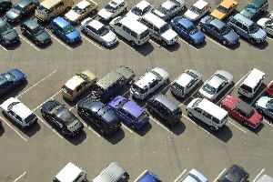 Autofahren üben. Auf dem Parkplatz ist das nur bei Fahrstunden mit dem Fahrlehrer erlaubt.