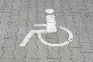 Behindertenparkplatz: Das Halten ist in der StVO nicht direkt geregelt.