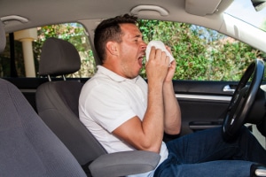 Das gilt nicht nur in Bezug auf den Coronavirus: Wenn Sie krank Auto fahren, steigt das Unfallrisiko.