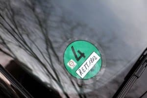 Das Diesel-Fahrverbot in Frankreich wird wie in Deutschland über Plaketten kontrolliert.