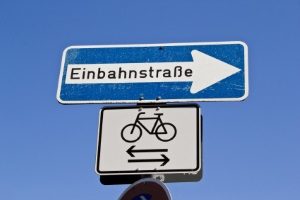 So sieht das entsprechende Schild aus, wenn auf der Einbahnstraße Fahrräder freigegeben sind.