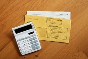 Der Einspruch gegen einen Bußgeldbescheid mit Fahrverbot muss spätestens zwei Wochen nach Zustellung des Bescheids eintreffen.