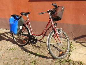 Es ist nicht verboten, das Fahrrad auf dem Gehweg zu parken.