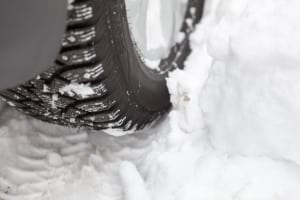 Dank Fahrsicherheitstraining für den Winter kommen Sie auch bei Schnee sicher ans Ziel.