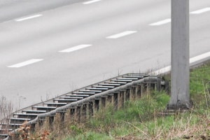 Fahrzeugrückhaltesysteme haben oft Anfangs- und Endkonstruktionen, die zum Boden hin abflachen.
