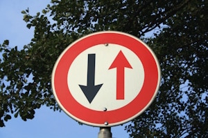 Hat der Gegenverkehr Vorrang? Durch ein Schild kann das vorgegeben sein. 