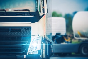 Wer einen Gigaliner fahren möchte, benötigt ausreichend Erfahrung im LKW-Verkehr.