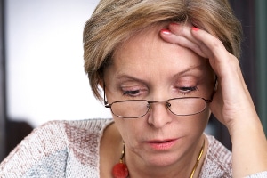 Eine Gleitsichtbrille ist zum Autofahren geeignet. Es ist aber eine Frage der Gewöhnung.