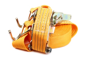 Prüfen Sie vor der Verwendung, ob alle Ladungssicherungsmittel noch in einwandfreiem Zustand sind.