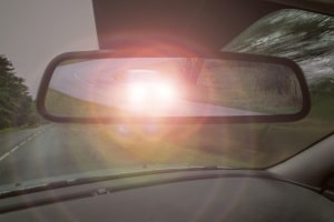 Bei Dunkelheit dürfen Sie nicht mit Standlicht fahren – mit Fernlicht übrigens auch nicht, wenn Sie jemanden dadurch behindern.