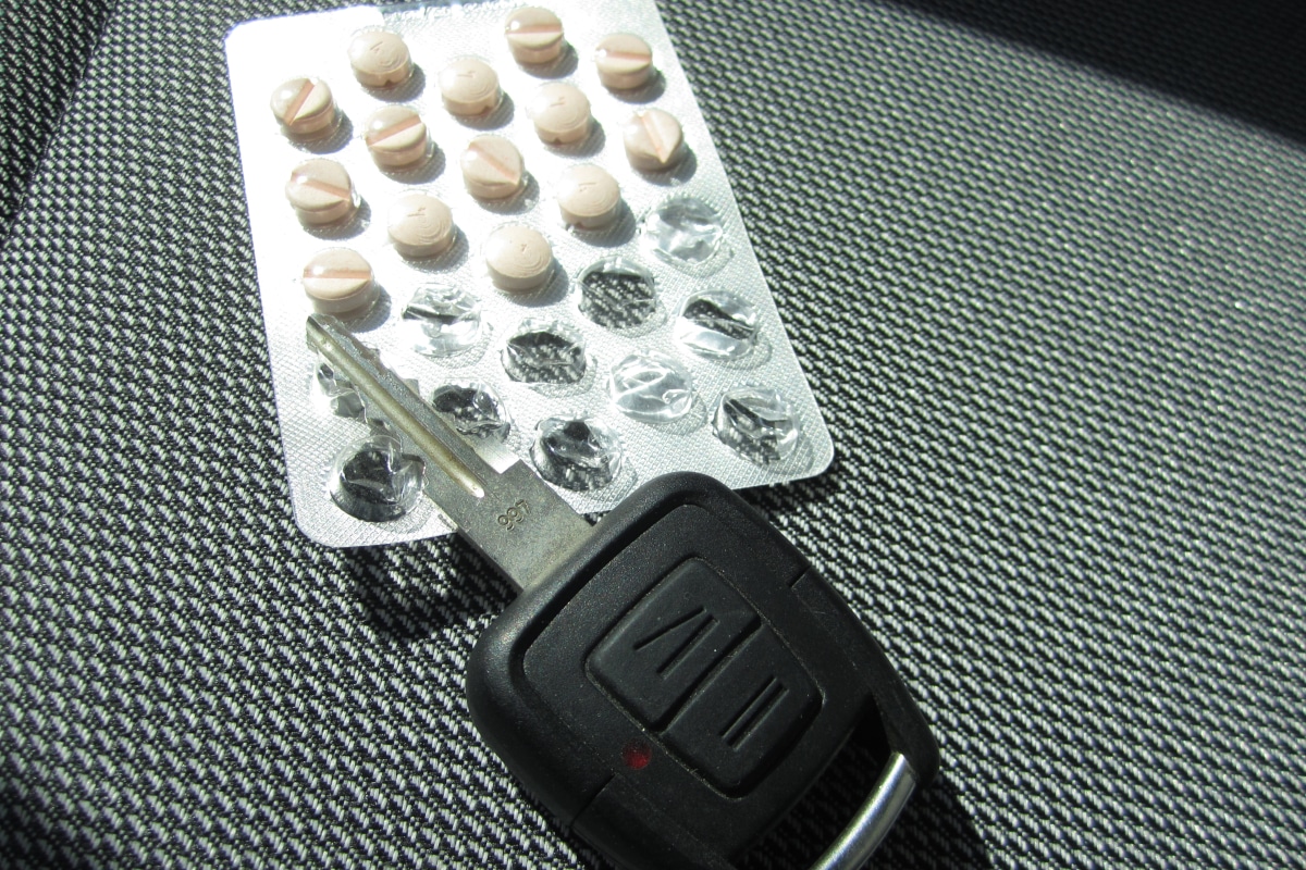 Mit Tilidin beim Autofahren erwischt: Das verträgt sich nicht. Die Nebenwirkungen können die Fahrtüchtigkeit beeinträchtigen.