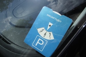 Laut StVO muss eine Parkscheibe immer blau sein.