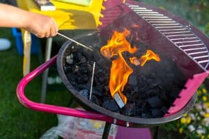 Oft fühlen sich Nachbarn von Rauch und Gerüchen der Lagerfeuer oder Holzkohlegrills gestört
