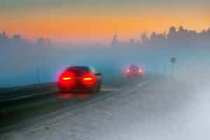 Zieht Nebel beim Autofahren auf, müssen Sie unter anderem die Beleuchtung anpassen.