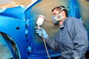 Um einen Oldtimer selber zu restaurieren, braucht man ein ausreichendes Fachwissen und Werkzeug.