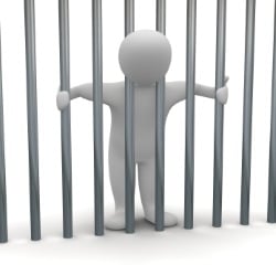 In der Öffentlichkeit pinkeln – also draußen kann bei besonders schlimmen Fällen zu einer Freiheitsstrafe führen.