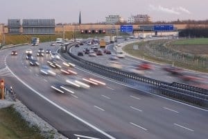Auf der Autobahn in Portugal: Auch für Mietwagen fallen hier Maut-Gebühren an.