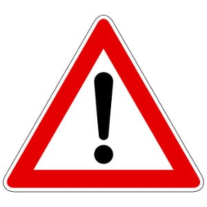 Beim Rauchen am Steuer kann das Unfallrisiko steigen.