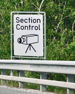 Die Rechtmäßigkeit der Section Control begründet das OVG mit der Rechtsgrundlage § 32 Abs. 7 NPOG.