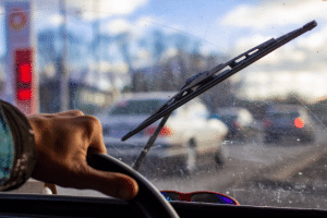 Die Scheibenwaschanlage ist defekt: Ursachen dafür lassen sich auf verschiedene Indizien zurückführen.