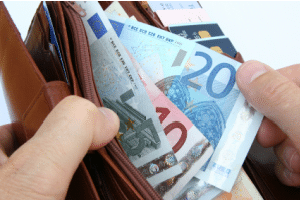 Ist z.B. bei Ihrer Scheibenwaschanlage die Pumpe defekt, können die Kosten je nach Ersatzteil variieren.