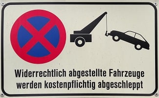 Ein Schild, welches mit