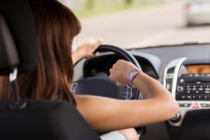 Prinzipiell spricht nichts dagegen, schwanger den Führerschein zu machen. Es gilt jedoch auf die Tagesverfassung zu achten.