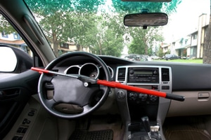 Ohne funktionierende Servolenkung kann die Lenkung schwerfällig werden. Wann müssen Sie das Servoöl wechseln?