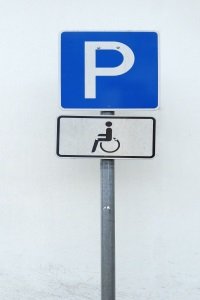 Strafzettel drohen auch, wer unberechtigt auf dem Behindertenparkplatz parkt
