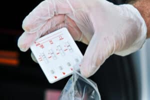 Tilidin und Autofahren zieht im Falle einer Kontrolle Konsequenzen nach sich. Drogentests schlagen an.