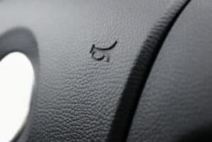 Das Warnzeichen Hupe wird laut StVO als Schallzeichen bezeichnet