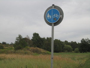 Wo darf man mit Inlineskates fahren? In jedem Fall auf einem gemeinsam für Fußgänger und Radfahrer ausgewiesenen Weg.