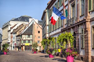Ein Wochenendfahrverbot herrscht in Frankreich an Sonn- und Feiertagen in den Sommerferien.