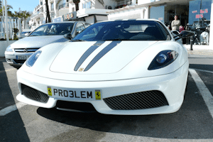 Ihr Wunschkennzeichen in Viersen prüfen Sie zunächst auf die Verfügbarkeit.